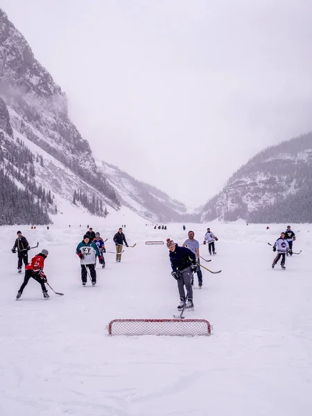 Hokej na lodzie na mrożone Lake Louise — Zdjęcie stockowe