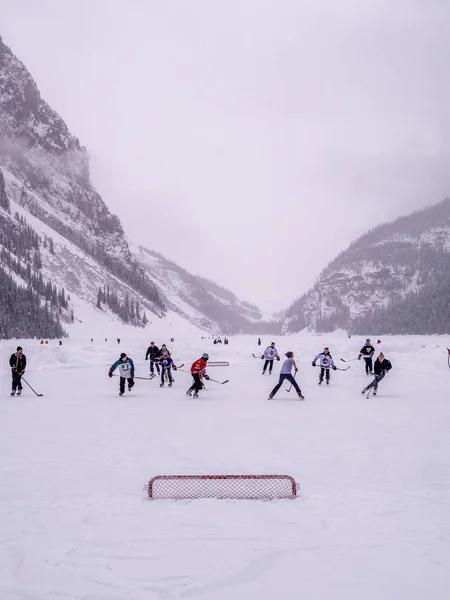 Eishockey auf zugefrorenem Louise-See — Stockfoto