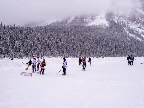 Eishockey auf zugefrorenem Louise-See — Stockfoto