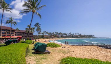 Turistler ve yerliler Poipu plaj keyfini çıkarın