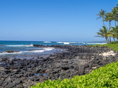 Lav kayaları güzel Poipu plaj boyunca