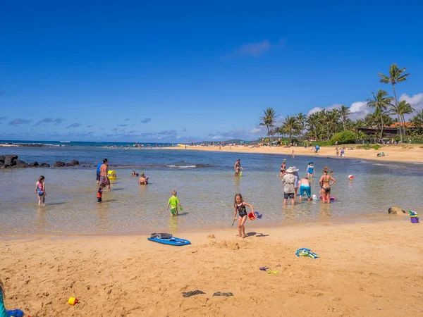 Ourists och lokalbefolkningen njuta Poipu Beach — Stockfoto