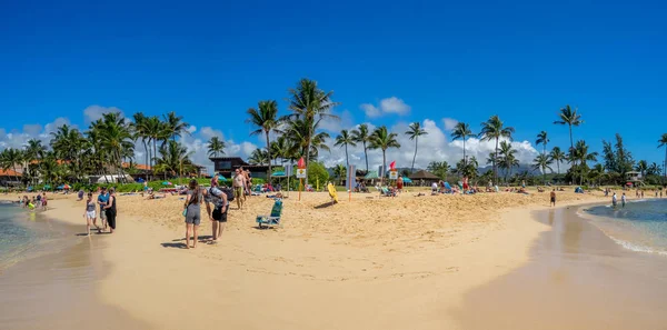 Turisti e gente del posto godono di Poipu Beach — Foto Stock