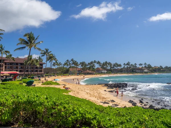 Tourists and locals enjoy Poipu Beach — Stock Photo, Image