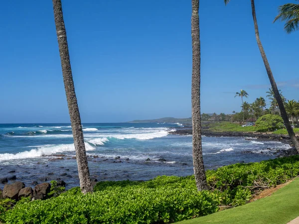 Rocas de lava a lo largo de la hermosa playa de Poipu — Foto de Stock