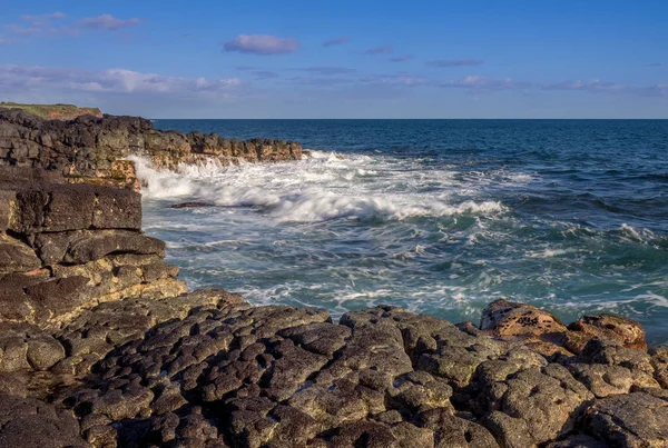 Lava rock off impressionante praia de vidro, Kauai — Fotografia de Stock