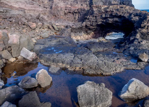 Lavasteen uit prachtig glas strand, Kauai — Stockfoto