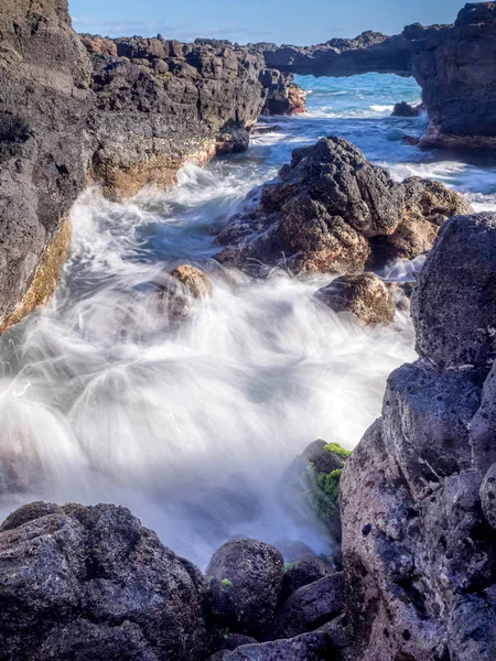 Скеля лави від приголомшливого пляжу скла, Кауаї — стокове фото