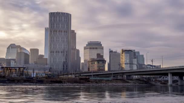 Zeitraffer Der Skyline Von Calgary Entlang Des Bugflusses Ostdorf Von — Stockvideo