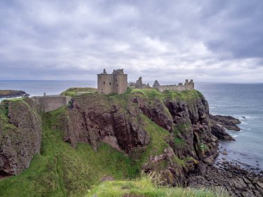 Dunnottar kalesi kalıntıları ediyor. Bir harabe Aberdeenshire İskoçya'da bir kale Dunnottar Kalesi olduğunu.