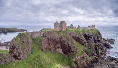 Dunnottar kalesi kalıntıları ediyor. Bir harabe Aberdeenshire İskoçya'da bir kale Dunnottar Kalesi olduğunu.