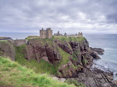 Dunnottar kalesi kalıntıları ediyor. Bir harabe Aberdeenshire İskoçya'da bir kale Dunnottar Kalesi olduğunu.