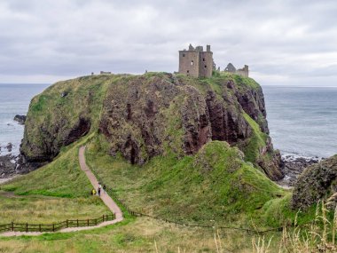 Dunnottar kalesi kalıntıları ediyor. Bir harabe Aberdeenshire İskoçya'da bir kale Dunnottar Kalesi olduğunu.