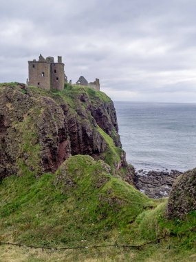 Dunnottar kalesi kalıntıları ediyor. Bir harabe Aberdeenshire İskoçya'da bir kale Dunnottar Kalesi olduğunu.