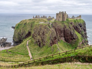 Dunnottar kalesi kalıntıları ediyor. Bir harabe Aberdeenshire İskoçya'da bir kale Dunnottar Kalesi olduğunu.