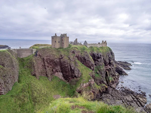 Dunnottar kalesi kalıntıları ediyor. Bir harabe Aberdeenshire İskoçya'da bir kale Dunnottar Kalesi olduğunu.