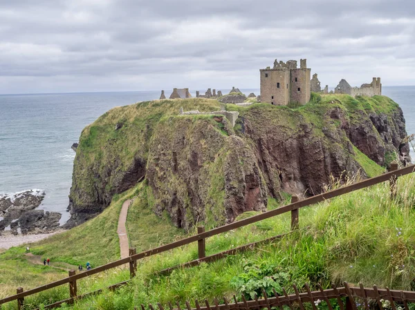 Dunnottar kalesi kalıntıları ediyor. Bir harabe Aberdeenshire İskoçya'da bir kale Dunnottar Kalesi olduğunu.