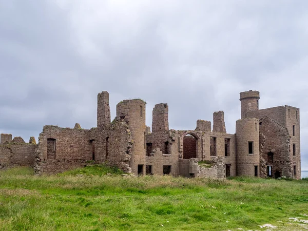 Aberdeenshire, İskoçya: 25 Temmuz: 25 Temmuz 2017 yeni Slains kalesinde Aberdeenshire İskoçya'da. Yeni Slains Castle Bram Stoker Dracula yazmak için ilham kaynağı olduğu söylenir.