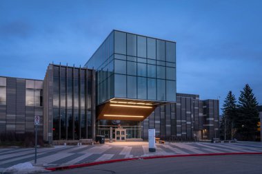 Calgary, Alberta - 16 Kasım 2019: Calgary Kampüsü 'ndeki modern bir binanın dış cephesi. Calgary Üniversitesi birçok yeni binayla önemli bir genişleme yaşadı.. 