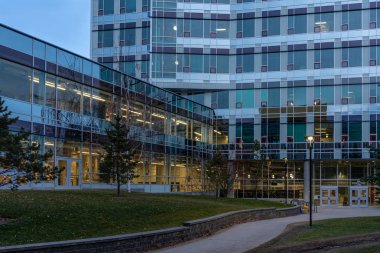 Calgary, Alberta - 16 Kasım 2019: Calgary Kampüsü 'ndeki modern bir binanın dış cephesi. Calgary Üniversitesi birçok yeni binayla önemli bir genişleme yaşadı.. 