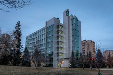 Calgary, Alberta - 16 Kasım 2019: Calgary Kampüsü 'ndeki modern bir binanın dış cephesi. Calgary Üniversitesi birçok yeni binayla önemli bir genişleme yaşadı.. 