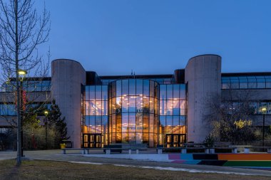 Calgary, Alberta - 16 Kasım 2019: Calgary Kampüsü 'ndeki modern bir binanın dış cephesi. Calgary Üniversitesi birçok yeni binayla önemli bir genişleme yaşadı.. 