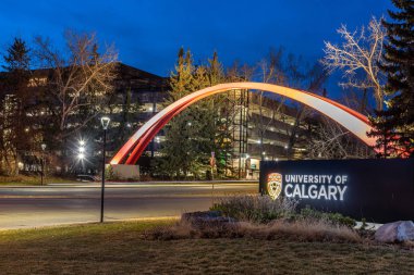 Calgary, Alberta - 16 Kasım 2019: Calgary Kampüsü Üniversitesi giriş işareti. Calgary Üniversitesi birçok yeni binayla önemli bir genişleme yaşadı.. 
