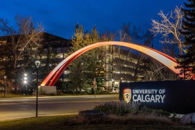 Calgary, Alberta - 16 Kasım 2019: Calgary Kampüsü Üniversitesi giriş işareti. Calgary Üniversitesi birçok yeni binayla önemli bir genişleme yaşadı.. 
