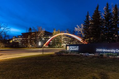 Calgary, Alberta - 16 Kasım 2019: Calgary Kampüsü Üniversitesi giriş işareti. Calgary Üniversitesi birçok yeni binayla önemli bir genişleme yaşadı.. 