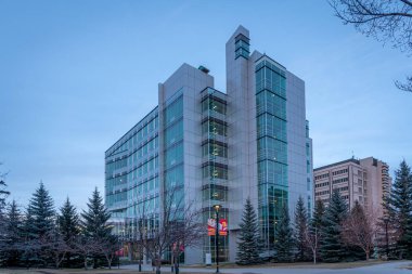 Calgary, Alberta - 16 Kasım 2019: Calgary Kampüsü 'ndeki modern bir binanın dış cephesi. Calgary Üniversitesi birçok yeni binayla önemli bir genişleme yaşadı.. 