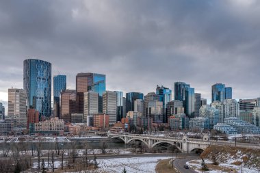 Soğuk bir kış gününde Calgary gökyüzü manzarası.
