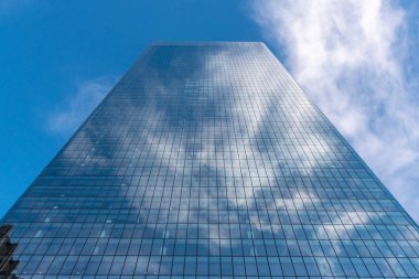  Calgary, Alberta 'daki Brookfield ofis binasına bakıyorum. Brookfield, Calgary 'nin en uzun ofis binası..