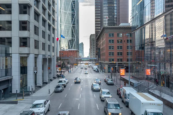 Calgary, Alberta - Calgary 'nin merkez iş bölgesinde işlek bir cadde soğuk bir öğleden sonra. 