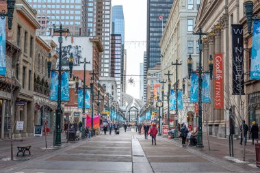 Calgary, Alberta tatil sezonunda Calgary 'nin merkezindeki yayalara bakıyor..