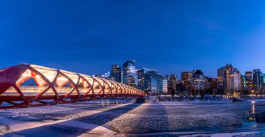 Calgary 'nin şehir merkezindeki Bow River ufuk çizgisine bakın. Barış köprüsü görüntüde görünüyor.. 