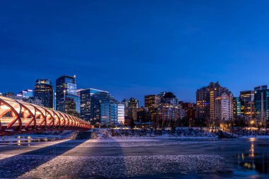 Calgary 'nin şehir merkezindeki Bow River ufuk çizgisine bakın. Barış köprüsü görüntüde görünüyor.. 