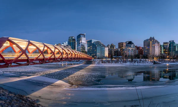 View Calgary Downtown Skyline Bow River Peace Bridge Visible Image — стоковое фото