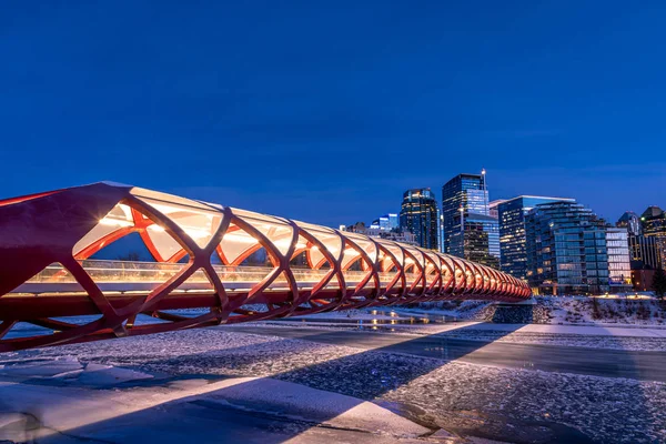 View Calgary Downtown Skyline Bow River Peace Bridge Visible Image — Stock Photo, Image