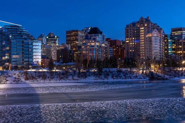 Zicht Skyline Van Calgary Centrum Aan Bow River Met Vredesbrug — Stockfoto