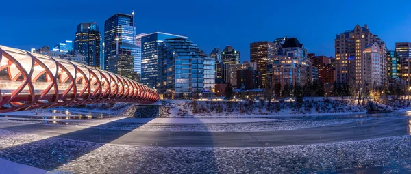 Vista Del Horizonte Del Centro Calgary Río Bow Con Puente — Foto de Stock