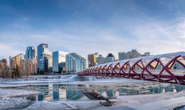 Calgary 'nin şehir merkezindeki Bow River ufuk çizgisine bakın. Barış köprüsü görüntüde görünüyor.. 