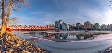 Calgary 'nin şehir merkezindeki Bow River ufuk çizgisine bakın. Barış köprüsü görüntüde görünüyor.. 