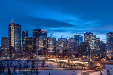 Calgary 'nin ufku dondurucu bir kış akşamında. 