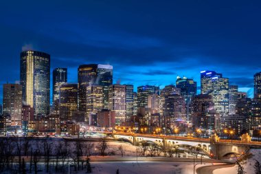Calgary 'nin ufku dondurucu bir kış akşamında. 