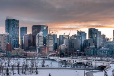Calgary 'nin ufku dondurucu bir kış akşamında. 