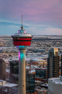 Soğuk bir kış akşamında gün batımında Calgary Kulesi manzarası