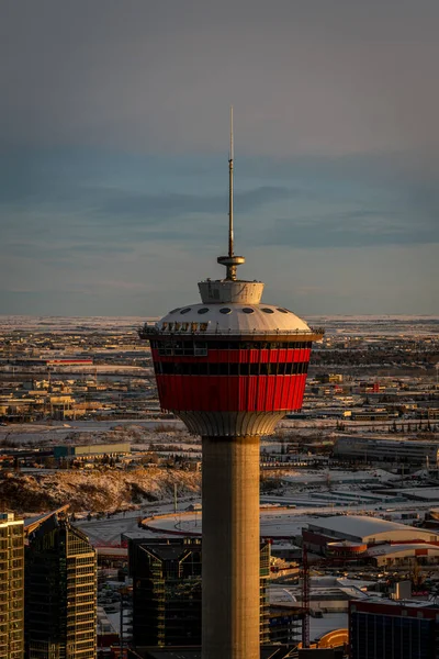 Utsikt Över Calgary Tower Vid Solnedgången Kall Vinterkväll — Stockfoto