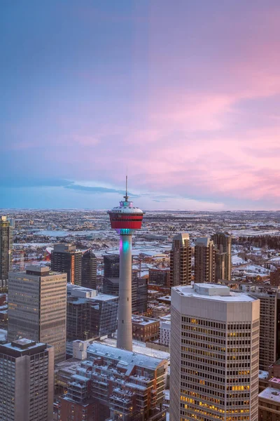 Widok Wieżę Calgary Zachodzie Słońca Chłodny Zimowy Wieczór — Zdjęcie stockowe