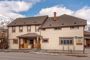 Canmore, Alberta - 4 Nisan 2020: Canmore Alberta dağ kasabasındaki Historic Canmore Hotel manzarası. Canmore Banff Ulusal Parkı 'na yakın popüler bir turizm merkezi..