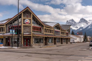 Canmore, Alberta - 4 Nisan 2020: Canmore Alberta dağ kasabasındaki iş görüşmeleri. Canmore Banff Ulusal Parkı 'na yakın popüler bir turizm merkezi..